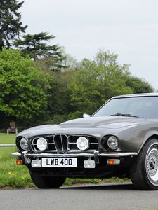 Превью обои aston martin, lagonda, v8, 1974, серый, вид спереди, раритет, астон мартин, авто, деревья