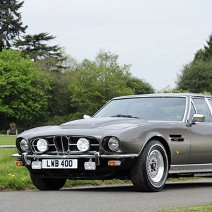 Превью обои aston martin, lagonda, v8, 1974, серый, вид спереди, раритет, астон мартин, авто, деревья