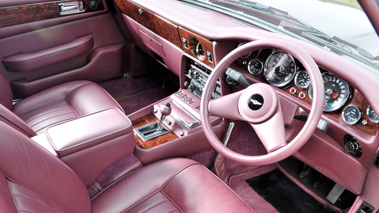 Обои aston martin, lagonda, v8, 1974, розовый, салон, интерьер, руль, спидометр