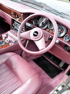 Превью обои aston martin, lagonda, v8, 1974, розовый, салон, интерьер, руль, спидометр