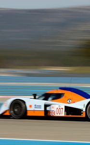 Превью обои aston martin, lmp1, 2009, белый, вид сбоку, стиль, астон мартин, скорость, деревья