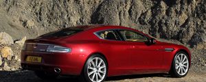 Превью обои aston martin, rapide, 2009, красный, вид сбоку, астон мартин, скала