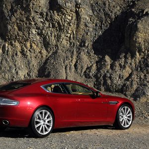 Превью обои aston martin, rapide, 2009, красный, вид сбоку, астон мартин, скала