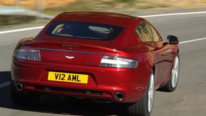 Превью обои aston martin, rapide, 2009, красный, вид сзади, авто, астон мартин, асфальт