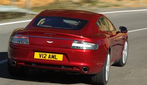 Превью обои aston martin, rapide, 2009, красный, вид сзади, авто, астон мартин, асфальт