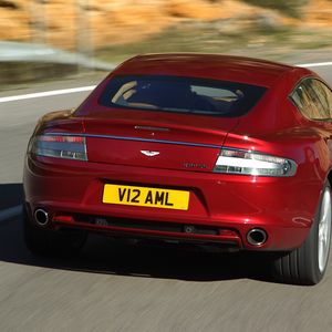 Превью обои aston martin, rapide, 2009, красный, вид сзади, авто, астон мартин, асфальт