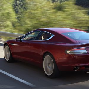 Превью обои aston martin, rapide, 2009, красный, вид сбоку, стиль, астон мартин, скорость