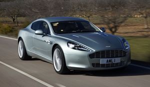 Превью обои aston martin, rapide, 2009, серебрянный, вид спереди, авто, астон мартин, горы