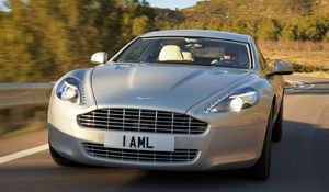 Превью обои aston martin, rapide, 2009, серебряный, вид спереди, авто, астон мартин, деревья