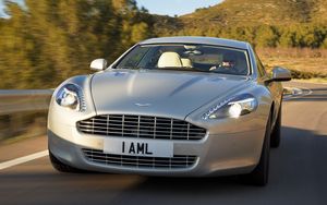 Превью обои aston martin, rapide, 2009, серебряный, вид спереди, авто, астон мартин, деревья