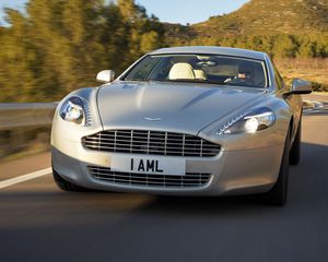 Превью обои aston martin, rapide, 2009, серебряный, вид спереди, авто, астон мартин, деревья