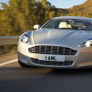 Превью обои aston martin, rapide, 2009, серебряный, вид спереди, авто, астон мартин, деревья