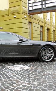 Превью обои aston martin, rapide, 2011, серый, вид сбоку, астон мартин, здание