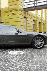 Превью обои aston martin, rapide, 2011, серый, вид сбоку, астон мартин, здание