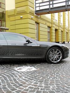 Превью обои aston martin, rapide, 2011, серый, вид сбоку, астон мартин, здание