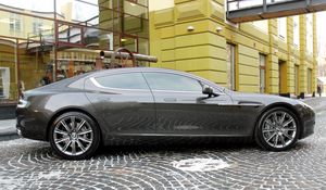 Превью обои aston martin, rapide, 2011, серый, вид сбоку, астон мартин, здание