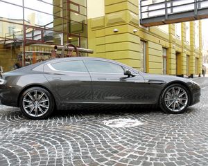 Превью обои aston martin, rapide, 2011, серый, вид сбоку, астон мартин, здание