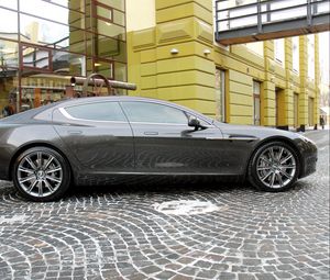 Превью обои aston martin, rapide, 2011, серый, вид сбоку, астон мартин, здание