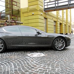 Превью обои aston martin, rapide, 2011, серый, вид сбоку, астон мартин, здание