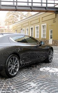 Превью обои aston martin rapide, 2011, черный, вид сбоку, авто, астон мартин, здание