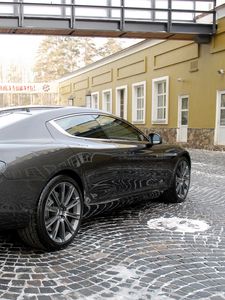 Превью обои aston martin rapide, 2011, черный, вид сбоку, авто, астон мартин, здание