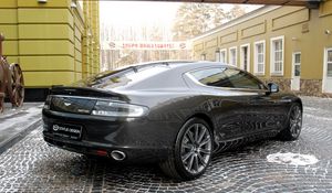 Превью обои aston martin rapide, 2011, черный, вид сбоку, авто, астон мартин, здание