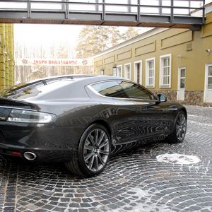 Превью обои aston martin rapide, 2011, черный, вид сбоку, авто, астон мартин, здание