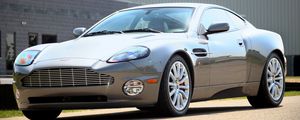 Превью обои aston martin, v12, vanquish, 2001, серый, вид сбоку, стиль, астон мартин, здание