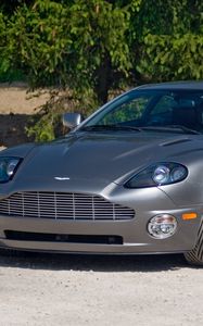 Превью обои aston martin, v12, vanquish, 2001, серый, вид спереди, астон мартин, трава