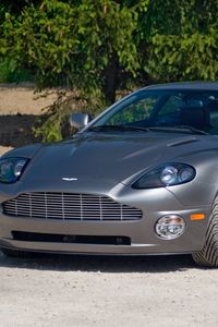 Превью обои aston martin, v12, vanquish, 2001, серый, вид спереди, астон мартин, трава