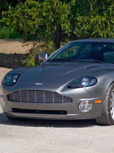 Превью обои aston martin, v12, vanquish, 2001, серый, вид спереди, астон мартин, трава