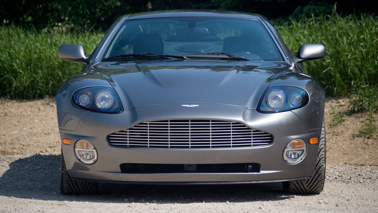 Обои aston martin, v12, vanquish, 2001, серый, вид спереди, астон мартин, авто