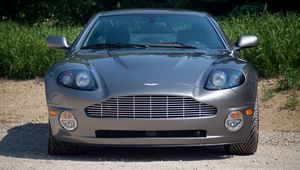 Превью обои aston martin, v12, vanquish, 2001, серый, вид спереди, астон мартин, авто