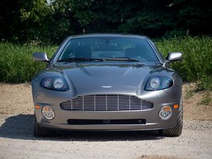 Превью обои aston martin, v12, vanquish, 2001, серый, вид спереди, астон мартин, авто