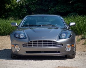 Превью обои aston martin, v12, vanquish, 2001, серый, вид спереди, астон мартин, авто