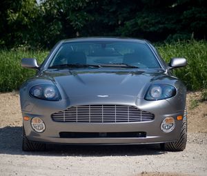 Превью обои aston martin, v12, vanquish, 2001, серый, вид спереди, астон мартин, авто