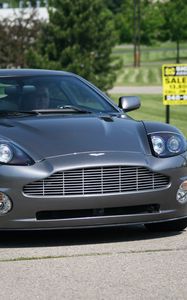 Превью обои aston martin, v12, vanquish, 2001, серый, вид спереди, астон мартин, деревья