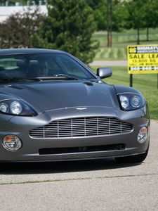 Превью обои aston martin, v12, vanquish, 2001, серый, вид спереди, астон мартин, деревья