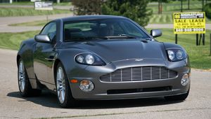 Превью обои aston martin, v12, vanquish, 2001, серый, вид спереди, астон мартин, деревья