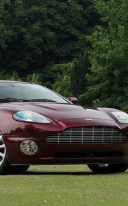 Превью обои aston martin, v12, vanquish, 2001, бордовый, вид сбоку, авто, астон мартин, природа