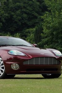 Превью обои aston martin, v12, vanquish, 2001, бордовый, вид сбоку, авто, астон мартин, природа