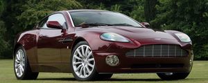 Превью обои aston martin, v12, vanquish, 2001, бордовый, вид сбоку, авто, астон мартин, природа