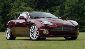 Превью обои aston martin, v12, vanquish, 2001, бордовый, вид сбоку, авто, астон мартин, природа