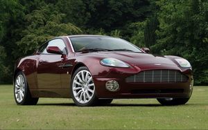 Превью обои aston martin, v12, vanquish, 2001, бордовый, вид сбоку, авто, астон мартин, природа