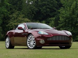 Превью обои aston martin, v12, vanquish, 2001, бордовый, вид сбоку, авто, астон мартин, природа