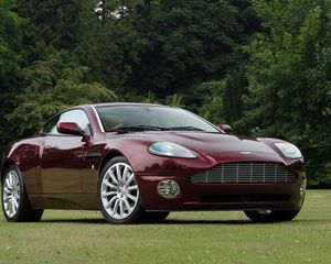 Превью обои aston martin, v12, vanquish, 2001, бордовый, вид сбоку, авто, астон мартин, природа