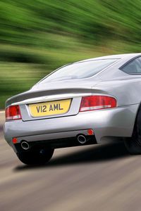 Превью обои aston martin, v12, vanquish, 2001, серебряный, вид сзади, авто, астон мартин, скорость