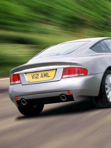 Превью обои aston martin, v12, vanquish, 2001, серебряный, вид сзади, авто, астон мартин, скорость