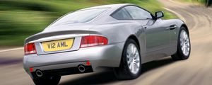 Превью обои aston martin, v12, vanquish, 2001, серебряный, вид сзади, авто, астон мартин, скорость