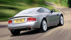 Превью обои aston martin, v12, vanquish, 2001, серебряный, вид сзади, авто, астон мартин, скорость